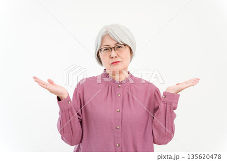 グレイヘア,シルバーヘアのシニア女性（なぜ,わからない,比較,呆れる,やれやれ） 135620478