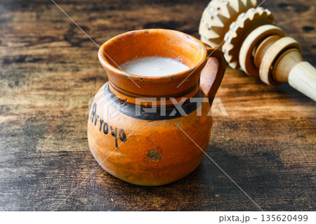 メキシコのモリニージョ(molinillo)とチョコラーテ (chocolate) 135620499