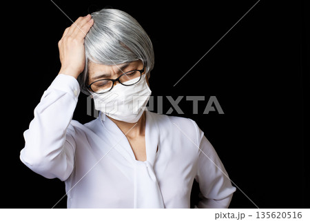 黒ぶち眼鏡をかけて白い不織布マスクをつけた白髪のシニア女性 黒ぶち眼鏡をかけて白い不織布マスクをつけた白髪のシニア女性 135620516