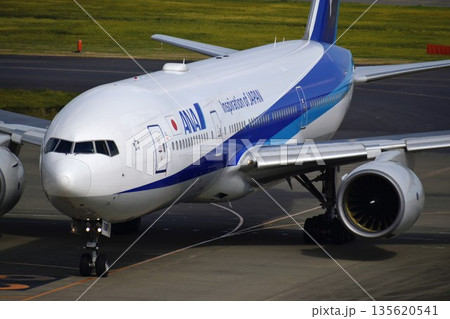 駐機場に向かう飛行機 駐機場に向かう飛行機 135620541