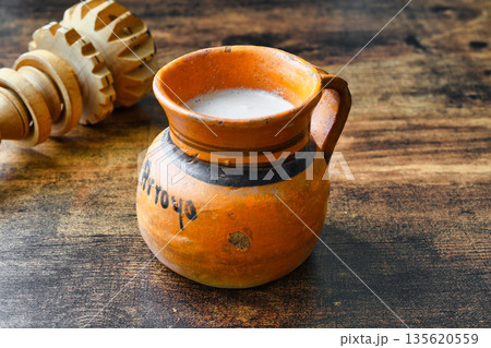 メキシコのモリニージョ(molinillo)とチョコラーテ (chocolate) 135620559