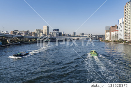 東京　隅田川の風景 135620575