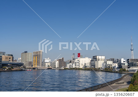 東京　隅田川の風景 135620607