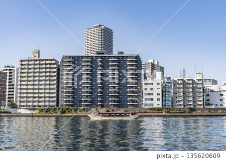 東京　隅田川の風景 135620609