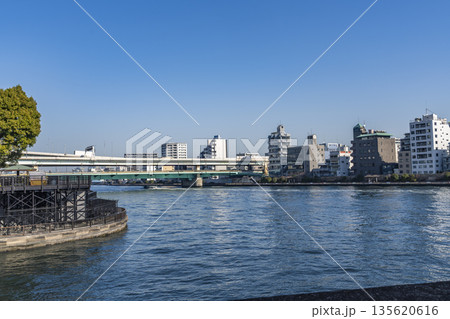 東京　隅田川の風景 135620616