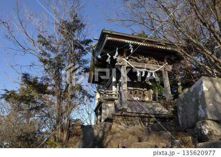 ロマンチック茨城（加波山頂上本宮の隣に天に届くかのような加波山神社「天中宮」が立つ。）桜川市、真壁町 135620977