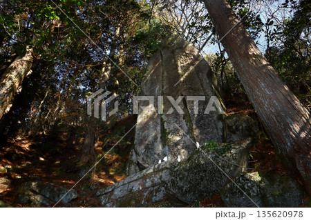 ロマンチック茨城（山岳信仰の聖地、加波山に仏教の三尊仏に見立てて祀られた巨岩がある。）桜川市、真壁町 135620978