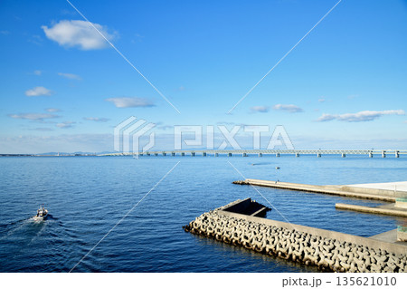 田尻スカイブリッジから関西空港連絡橋・関西空港を望む　【大阪府泉佐野市】 135621010
