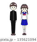 制服を着た男の子と女の子のイラスト 135621094