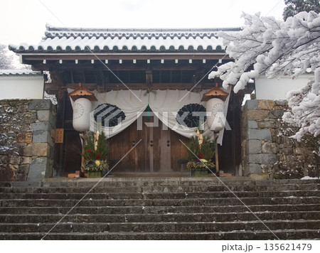 三千院御殿門の門松 135621479