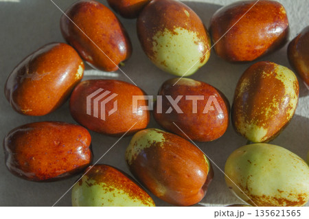 These are dates that are ripening red. 135621565