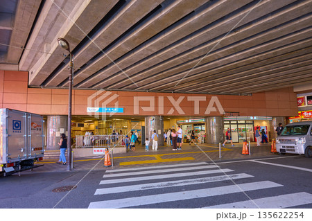 東京都世田谷区の小田急線 豪徳寺駅の出入口を見る 135622254