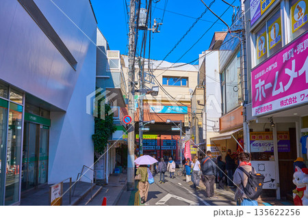 東京都世田谷区の小田急線 豪徳寺駅を豪徳寺商店街から見る 135622256