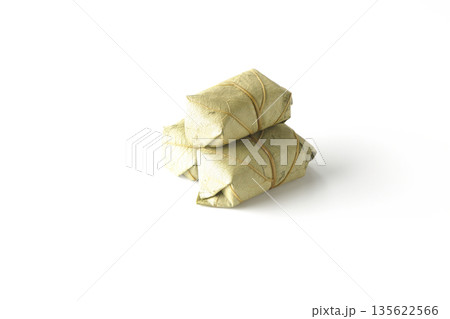 柿の葉寿司を白背景で撮影 135622566