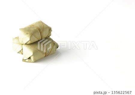 柿の葉寿司を白背景で撮影 135622567
