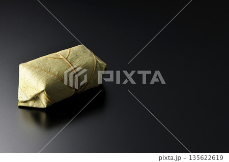 柿の葉寿司を黒背景で撮影 135622619