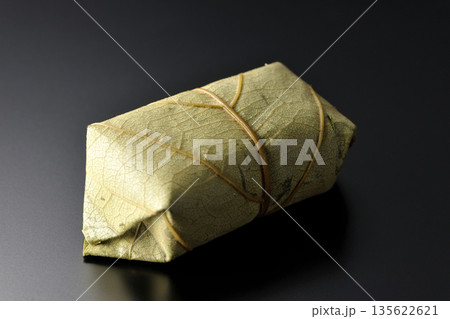 柿の葉寿司を黒背景で撮影 135622621