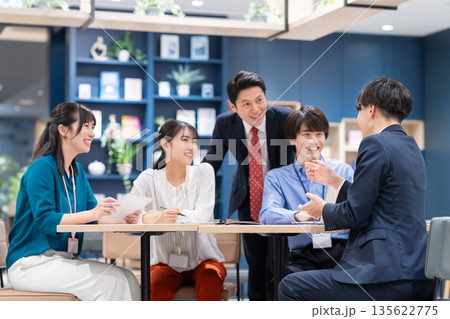 オフィスで会議をするビジネスマン オフィスで会議をするビジネスマン 135622775