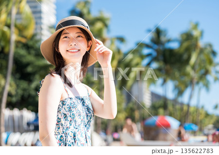 バケーションを楽しんでる若い女性。 135622783