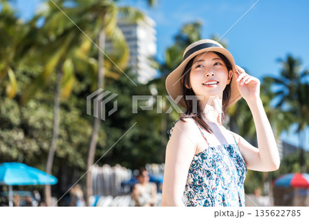 バケーションを楽しんでる若い女性。 バケーションを楽しんでる若い女性。 135622785