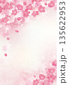水彩タッチの淡いピンクの桜背景 135622953