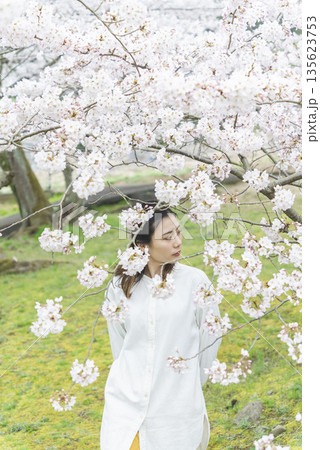 桜と若い女性 桜と若い女性 135623753