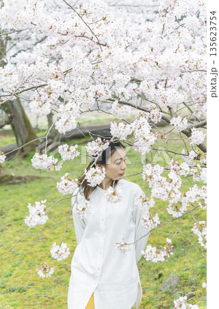 桜と若い女性 135623754