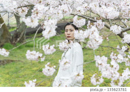 桜と若い女性 桜と若い女性 135623781