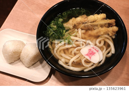 そば・うどん。日本食が外国人観光客に大人気 135623961