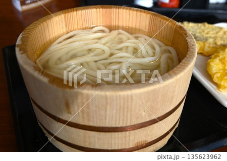 そば・うどん。日本食が外国人観光客に大人気 135623962