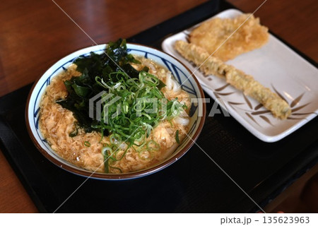そば・うどん。日本食が外国人観光客に大人気 135623963