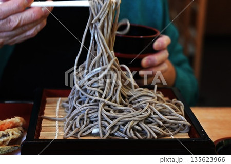 そば・うどん。日本食が外国人観光客に大人気 135623966