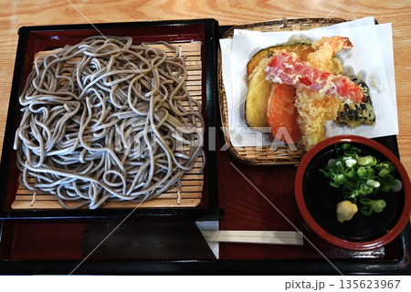 そば・うどん。日本食が外国人観光客に大人気 そば・うどん。日本食が外国人観光客に大人気 135623967