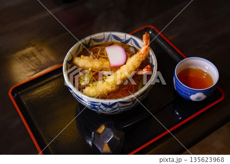 そば・うどん。日本食が外国人観光客に大人気 135623968