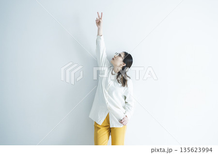 眼鏡をかけた女性のポートレート 135623994