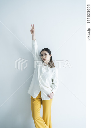 眼鏡をかけた女性のポートレート 135623996