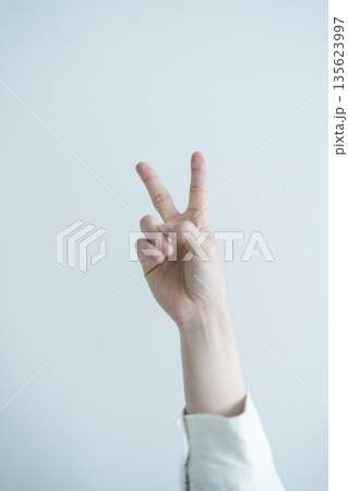 ピースサイン 135623997