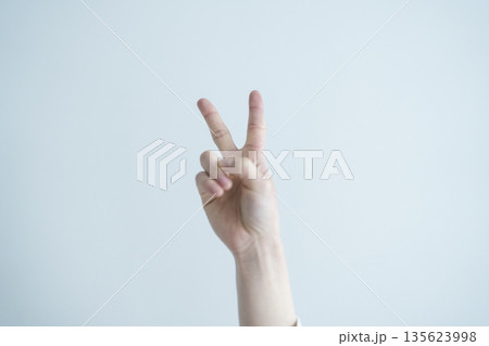 ピースサイン 135623998