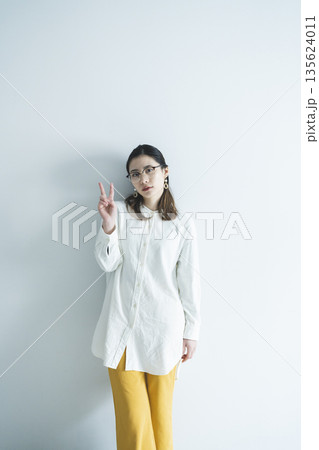 ピースサインする女性 ピースサインする女性 135624011