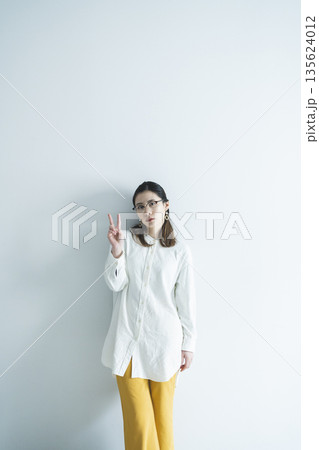 ピースサインする女性 135624012