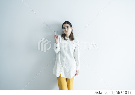 ピースサインする女性 135624013