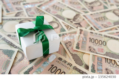 一万円札背景のギフトボックス　プレゼント 135624030