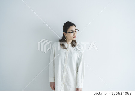 メガネをかけた女性 メガネをかけた女性 135624068