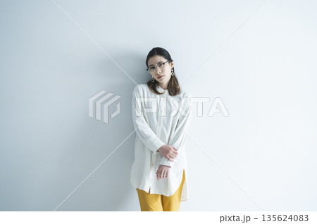 メガネをかけた女性 135624083
