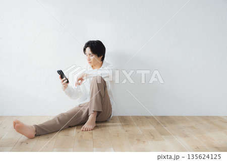 床に座る男性　 135624125