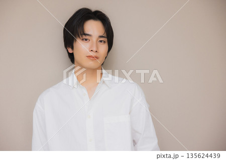 白いシャツを着た男性 135624439