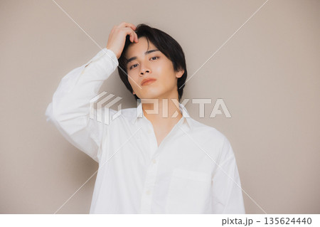 白いシャツを着た男性 白いシャツを着た男性 135624440
