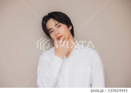 白いシャツを着た男性 135624441