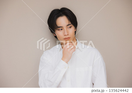 白いシャツを着た男性 135624442