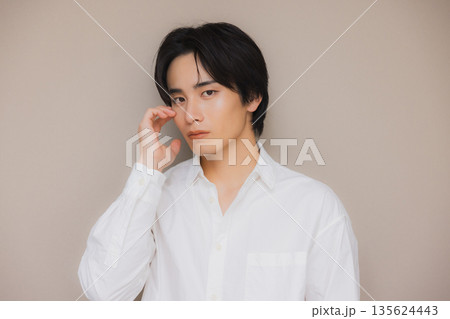 白いシャツを着た男性 135624443